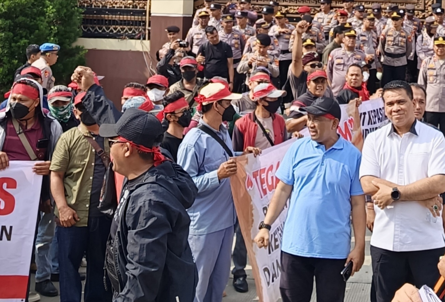 Tuntut Tangkap Pelaku Pembakaran, Ribuan Pekerja Sungai Budi Grup Demo ke Polda Lampung