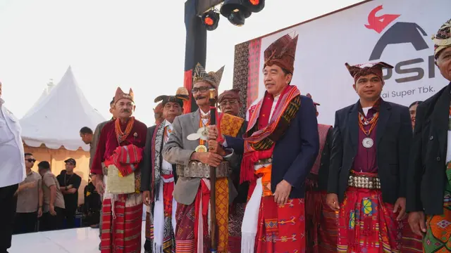 Jokowi Dianugerahi Gelar Kehormatan Adat sebagai Raja Timor